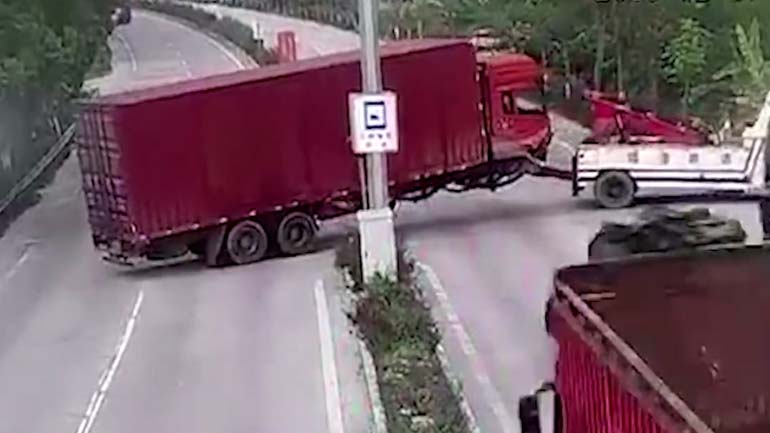 Φορτηγό παρασύρει τα πάντα στο διάβα του!